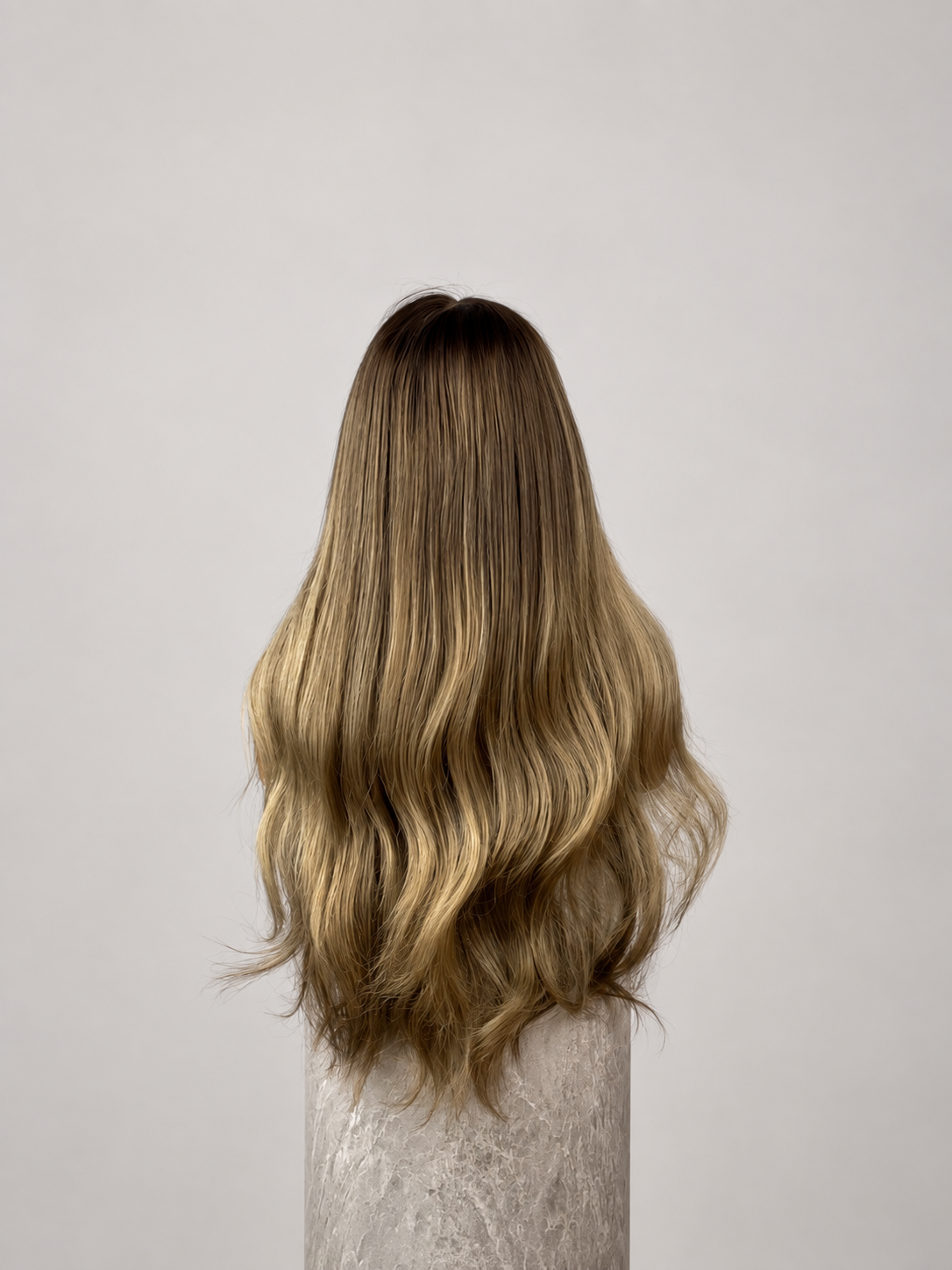 Paris Ash peruk i äkta hår med kall askblond färg bakifrån