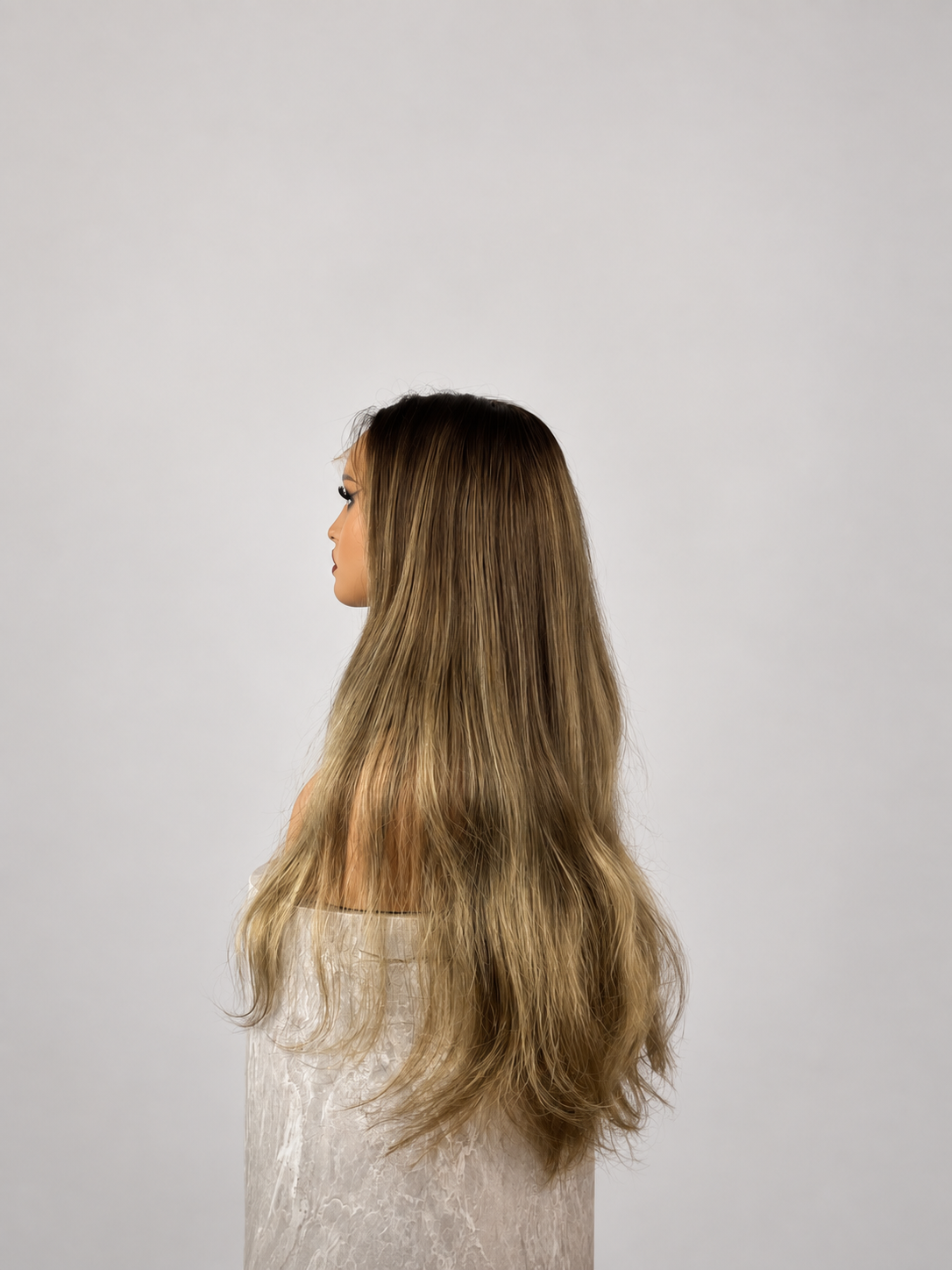 Paris Ash peruk i äkta hår med kall askblond färg från sidan