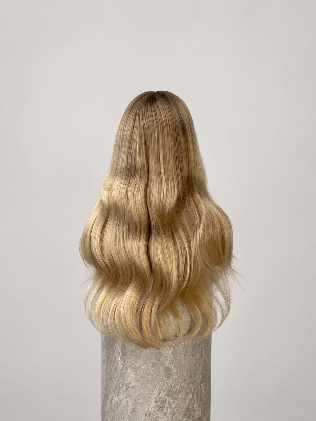 Scandinavian Blonde peruk i äkta hår med kall ljusblond färg bakifrån