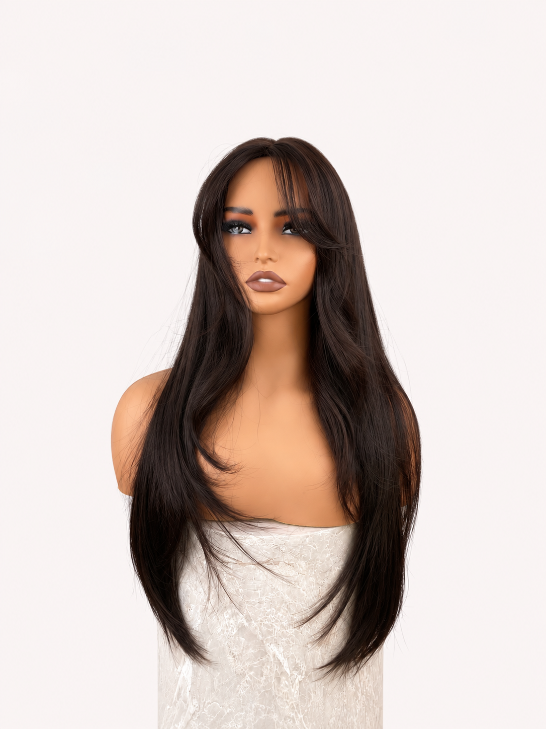 Verklighetstrogen mörkbrun syntetisk peruk med realistisk scalp, curtain bangs och 72 cm långa längder från Hair Crush Store
